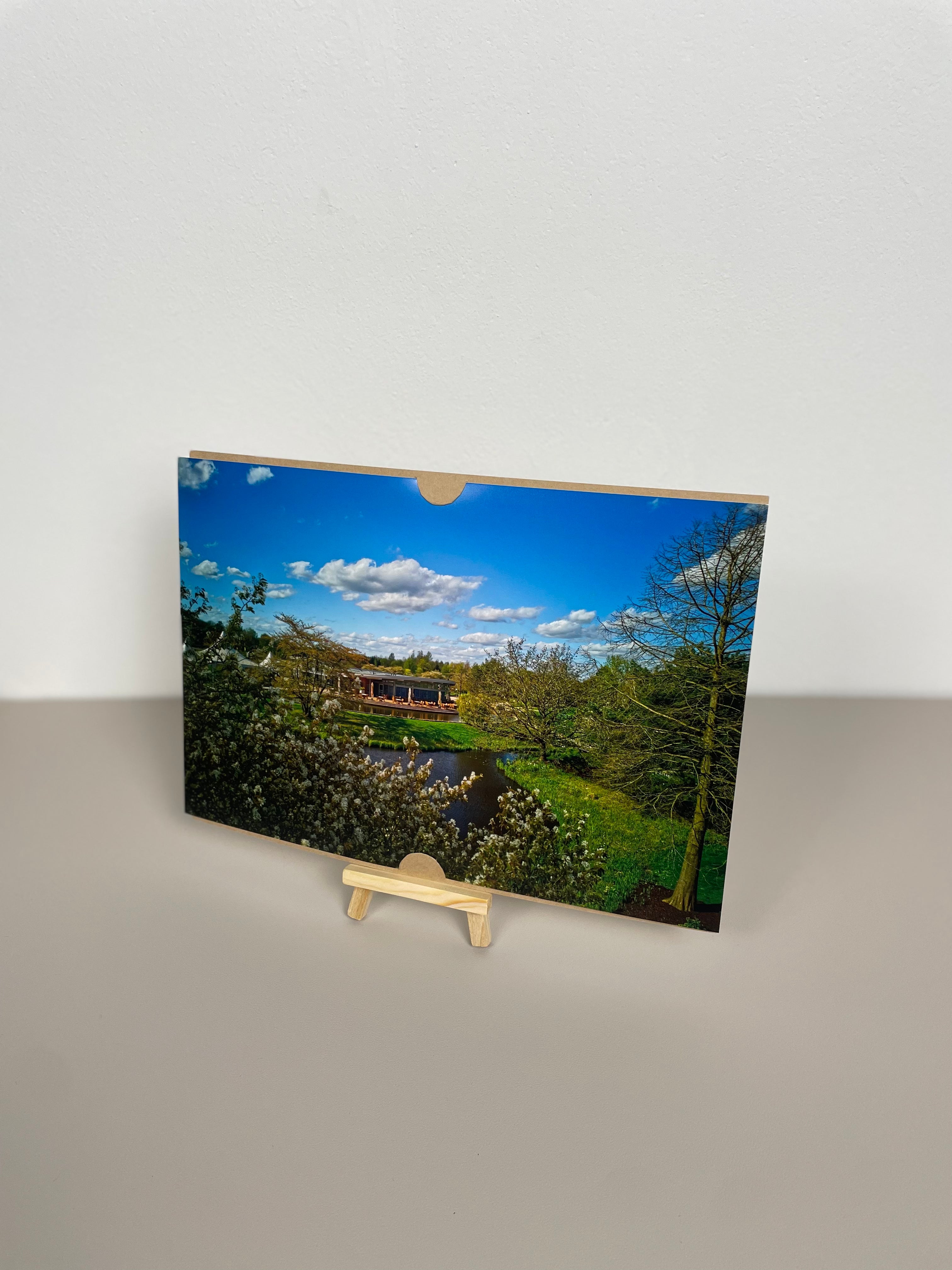 Restaurant Frühling versteckt hinter Bäumen Park der Gärten