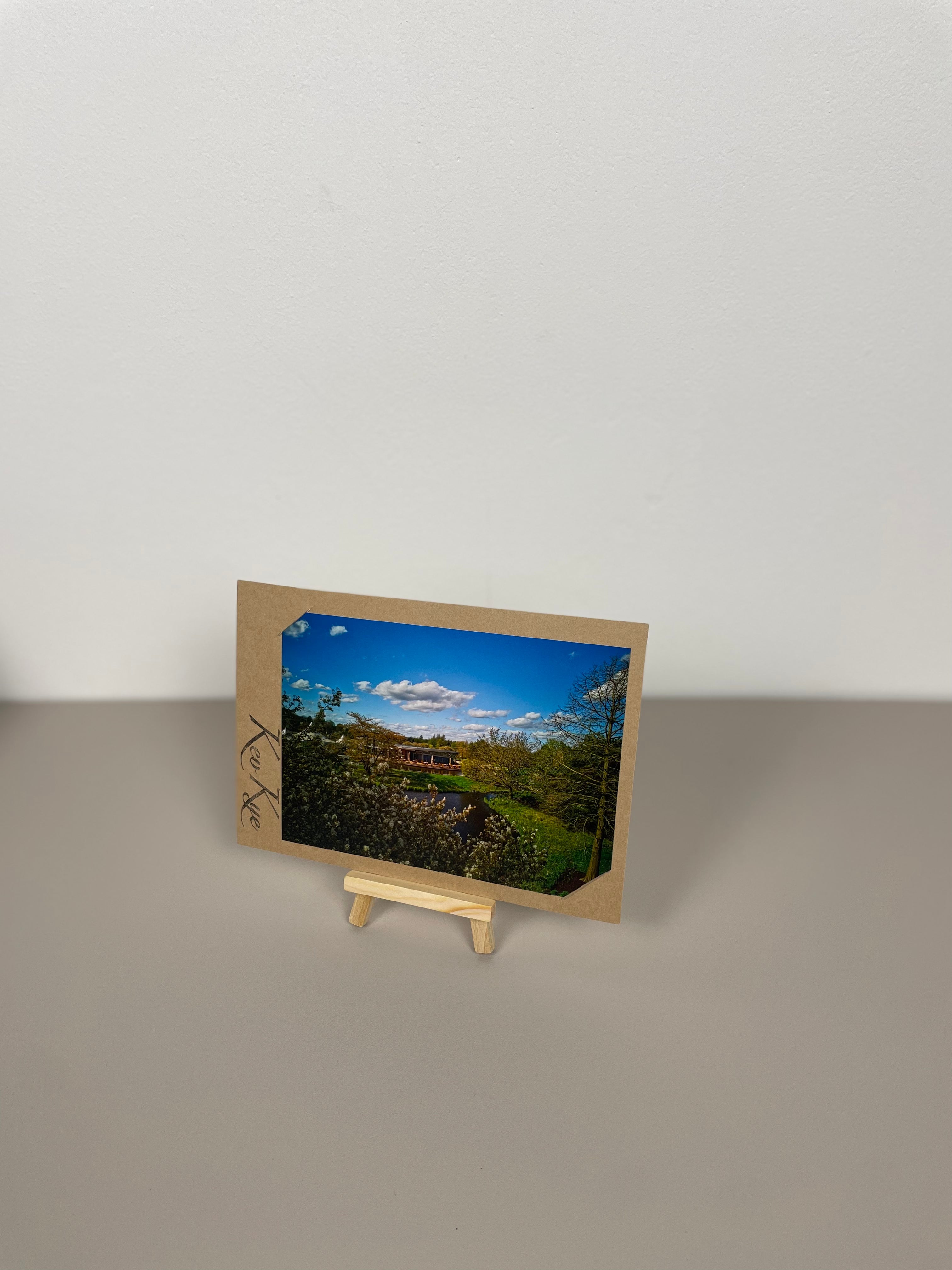 Restaurant Frühling versteckt hinter Bäumen Park der Gärten